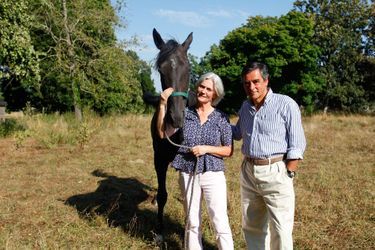 A Solesmes, en août 2013, François Fillon et son épouse reçoivent Paris Match au manoir de Beaucé, leur propriété sarthoise. Le couple pose avec Onyx, le cheval de Pénelope passionnée d'équitation.