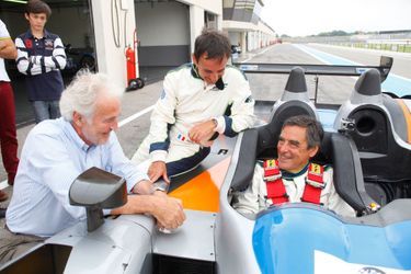 Au Castellet, dans le Var, en août 2013, François Fillon plaisante au volant avec son frère Pierre et Hugues De Chaunac, propriétaire de l&#039;écurie Oreca, sur le circuit Paul-Ricard.  