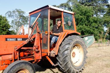 Au volant de son tracteur, François Fillon s’occupe  des terres du manoir de Beaucé. L’ex-Premier ministre et sa femme ont reçu Paris Match dans leur domaine en août 2013. 