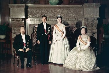 Le prince Akihito du Japon et Michiko Shoda le jour de leur mariage, avec l'empereur Hirohito et l'impératrice Nagako, à Tokyo le 10 avril 1959