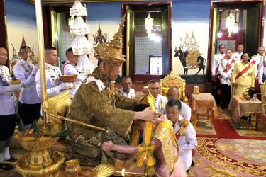 La reine consort Suthida et le roi de Thaïlande Maha Vajiralongkorn (Rama X) lors de son couronnement à Bangkok, le 4 mai 2019