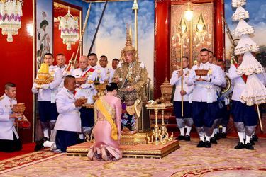 La reine Suthida et le roi de Thaïlande Maha Vajiralongkorn (Rama X) lors de son couronnement à Bangkok, le 4 mai 2019