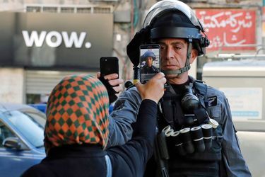 1er prix dans la catégorie single news: Ahmad Gharabli - A Jérusalem, une Palestinienne et un policier se prennent mutuellement en photo.