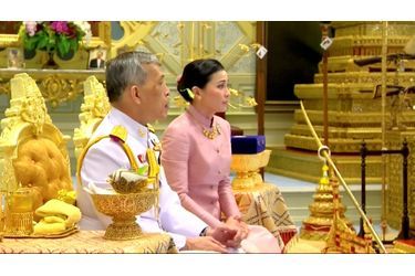 Le roi de Thaïlande Maha Vajiralongkorn et sa femme, la nouvelle reine Suthida, le jour de leur mariage à Bangkok, le 1er mai 2019