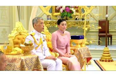 Le roi de Thaïlande Maha Vajiralongkorn et sa femme, la nouvelle reine Suthida, le 1er mai 2019, jour de leur mariage à Bangkok