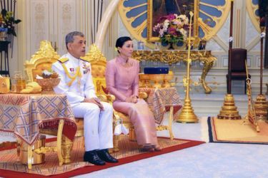 Le roi de Thaïlande Maha Vajiralongkorn et sa femme, la nouvelle reine Suthida, le 1er mai 2019 à Bangkok