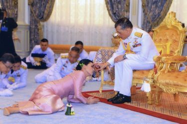 Le roi de Thaïlande Maha Vajiralongkorn et sa femme, la nouvelle reine Suthida, le 1er mai 2019, jour de leur mariage à Bangkok