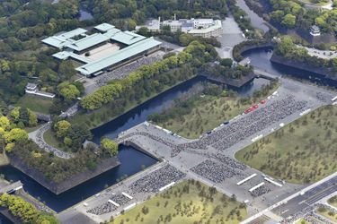 La foule venue voir la première apparition publique de l&#039;empereur Naruhito du Japon à Tokyo, le 4 mai 2019