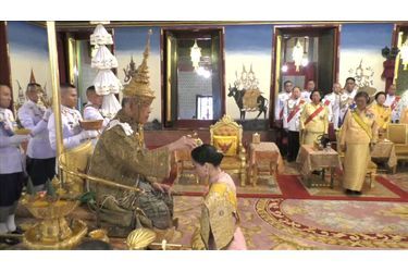 La reine Suthida avec le roi de Thaïlande Maha Vajiralongkorn (Rama X) lors de son couronnement à Bangkok, le 4 mai 2019
