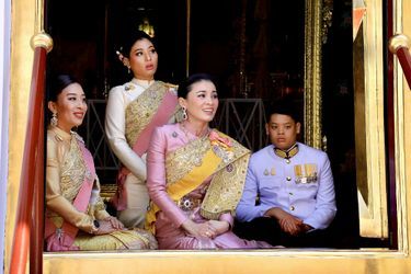 La reine Suthida de Thaïlande avec les enfants de son époux, le roi Maha Vajiralongkorn, à Bangkok le 4 mai 2019