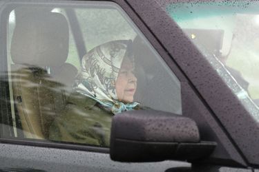 La reine Elizabeth II au volant dans son domaine de Windsor, le 8 mai 2019