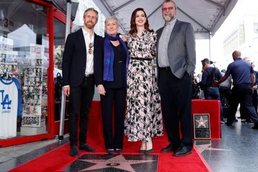 Anne Hathaway, entourée de son mari Adam Shulman et de ses parents Kate et Gerald, reçoit son étoile à Hollywood le 9 mai 2019