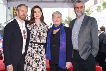 Anne Hathaway, entourée de son mari Adam Shulman et de ses parents Kate et Gerald, reçoit son étoile à Hollywood le 9 mai 2019