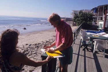 David Hockney sur la plage de Malibu, en Californie en février 1994.