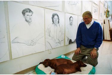 &quot;Dans son atelier, David Hockney avec Stanley et Boodgie, et, en arrière-plan, les portraits de ses amis. Chaque portrait demande deux heures de pose.&quot; - Paris Match n°2335, 24 février 1994