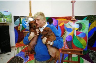 &quot;David Hockney avec ses deux dachshunds, Stanley et Boodgie, dans son atelier de Los Angeles.&quot; - Paris Match n°2335, 24 février 1994
