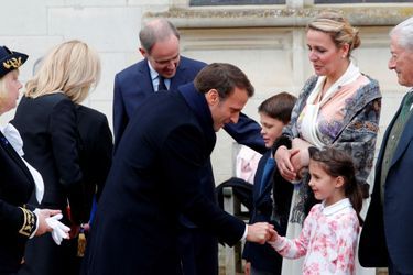 Emmanuel Macron salue la princesse Antoinette sous le regard de Jean d'Orléans, jeudi à Amboise.