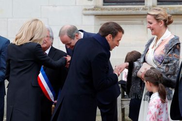 Emmanuel Macron salue la princesse Philomena, jeudi à Amboise.