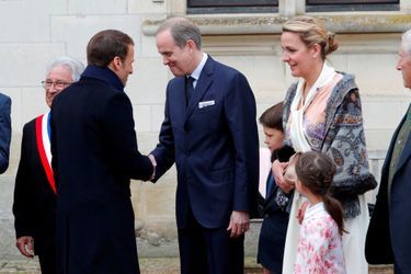 Emmanuel Macron serre la main du Comte de Paris, jeudi à Amboise.