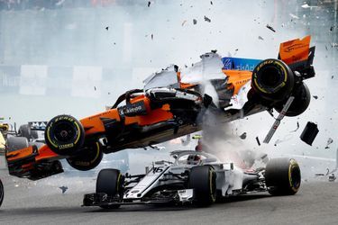 2ème prix dans la catégorie single sport : Francois Lenoir, Belgique - Le spectaculaire accident la McLaren's de Fernando Alonso et la Sauber de Charles Leclerc pendant le Grand Prix de Belgique.