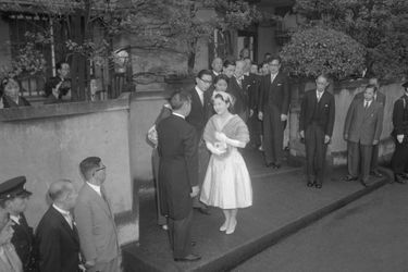 Michiko Shoda quitte sa famille pour aller se marier, à Tokyo le 10 avril 1959