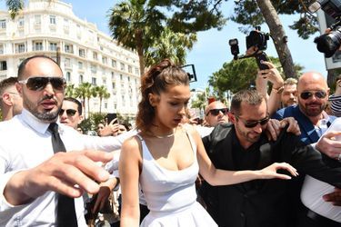 Bella Hadid est devenue en deux ans un véritable phénomène à Cannes. Ici sur la Croisette, le 10 mai 2018.