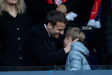 Emmanuel Macron et son neveu Louis , samedi au Stade de France. 