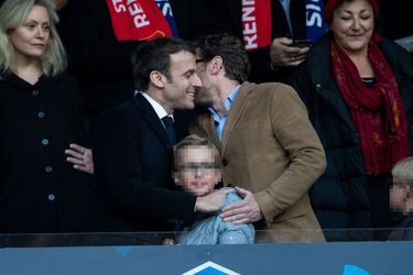 Emmanuel Macron, son frère Laurent Macron et son neveu Louis au stade de France samedi soir. 