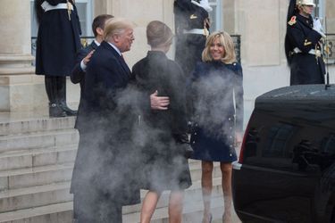 Les sourires sont revenus. Après une discussion en tête à tête, suivie d'un déjeuner avec Brigitte et Melania, Emmanuel Macron et Donald Trump se sont quittés en début d'après-midi, avec une invitée, la fumée de la Cadillac du président américain. 