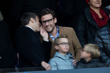 Emmanuel Macron au Stade de France aux côtés de son frère Laurent et ses neveux Louis et Paul-Arthur. 