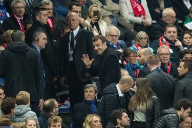 Emmanuel Macron salue son frère et ses neveux en tribunes 