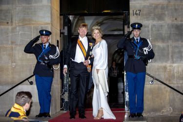 La reine Maxima et le roi Willem-Alexander des Pays-Bas sortent du Palais royal à Amsterdam, le 9 avril 2019