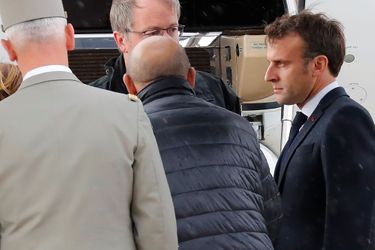 Les ex-otages français libérés par les forces spéciales françaises dans le nord du Burkina Faso sont arrivés samedi sur la base aérienne de Villacoublay (Yvelines) où ils ont été accueillis par le chef de l&#039;Etat Emmanuel Macron.