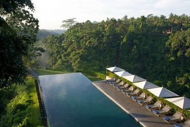 Puisqu’il faut bien récupérer avant le long voyage retour vers l’Europe… L’« Alila » permet un stop de quelques jours à Bali au sein de son hôtel Alila Ubud. Niché dans la jungle balinaise, il abrite une des plus belles piscines du monde (en haut), ainsi classée par le magazine américain « Travel + Leisure ». Et par tous les instagramers qui y sont allés. A flanc de colline, le bassin à débordement offre une vue stupéfiante sur la végétation environnante, entouré par la musique mystérieuse de la forêt. Une dernière vision de l’Indonésie avant de rentrer chez soi. 