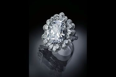 Bagues avec un diamant taille coussin de 20 carats. La collection comporte une autre bague, un bracelet manchette et une montre à secret.