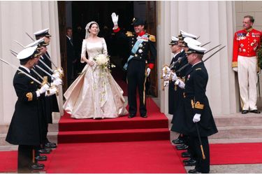 Le prince Frederik de Danemark et Mary Donaldson le jour de leur mariage à Copenhague, le 14 mai 2004