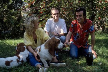 Dick Rivers avec sa compagne Babette, son fils Pascal et leurs deux chiens, les bassets Virgule et Goofy, en week-end à Provins, en juillet 1986.
