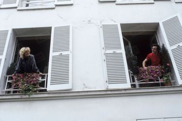 Dick Rivers avec sa compagne Babette, dans leur appartement de Montmartre, en juillet 1986.