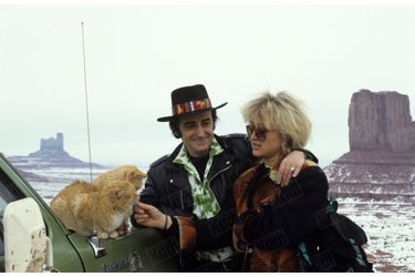 Dick Rivers avec sa compagne Babette devant Monument Valley, en Arizona, aux Etats-Unis, en décembre 1987.