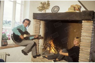 Dick Rivers avec sa compagne Babette, dans leur ranch près de Toulouse, en septembre 1992.