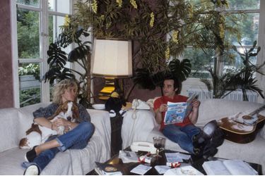 Dick Rivers avec sa compagne Babette, dans leur appartement de Montmartre, en juillet 1986.