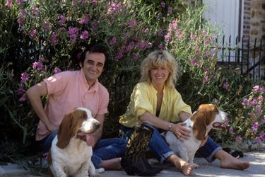 Dick Rivers avec sa compagne Babette et leurs deux chiens, les bassets Virgule et Goofy, en week-end à Provins, en juillet 1986.