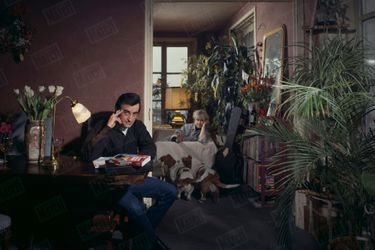 Dick Rivers avec sa compagne Babette et leur deux chiens, les bassets Virgule et Goofy, dans leur appartement de Montmartre, en mars 1987.