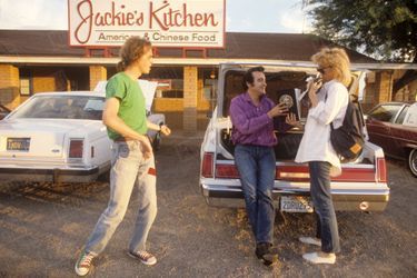 Dick Rivers avec sa compagne Babette et son fils Pascal près de Tucson, en Arizona, aux Etats-Unis, en juillet 1987.