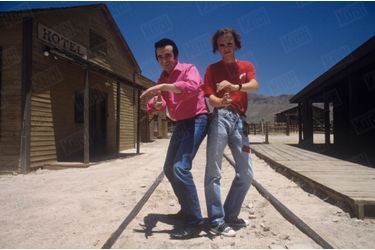 Dick Rivers avec son fils Pascal près de Tucson, en Arizona, aux Etats-Unis, en juillet 1987.