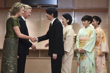 La reine Mathilde et le roi Philippe de Belgique avec le prince Fumihito d’Akishino, la princesse Kiko et leurs filles à Tokyo, le 13 octobre 2016
