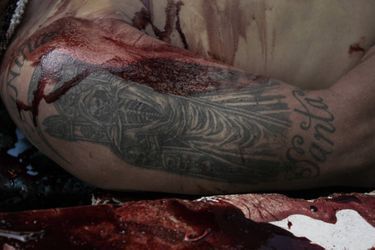 « Le tatouage représente la Santa Muerte, une figure de culte d’un mouvement religieux mexicain, très respectée par les cartels ». 