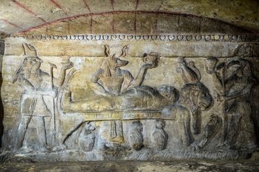 Mêlant les styles égyptien, romain et grec, les catacombes de Kom el-Shouqafa, situées à Alexandrie, sont constituées d'un ensemble de trois tombes souterraines, creusées dans des roches calcaires et abritant les sépultures de riches familles de l'époque.