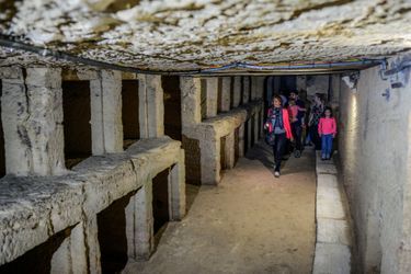 Mêlant les styles égyptien, romain et grec, les catacombes de Kom el-Shouqafa, situées à Alexandrie, sont constituées d'un ensemble de trois tombes souterraines, creusées dans des roches calcaires et abritant les sépultures de riches familles de l'époque.