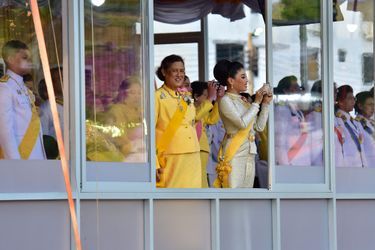 La famille royale de Thaïlande lors de la procession du roi Maha Vajiralongkorn à Bangkok, le 5 mai 2019